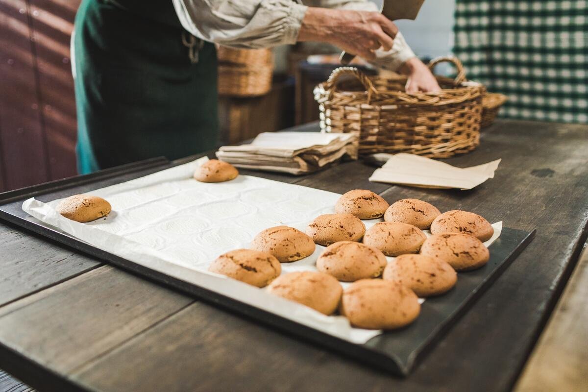 Baking Gingerbread Cookies at Raleigh Tavern Bakery (1)