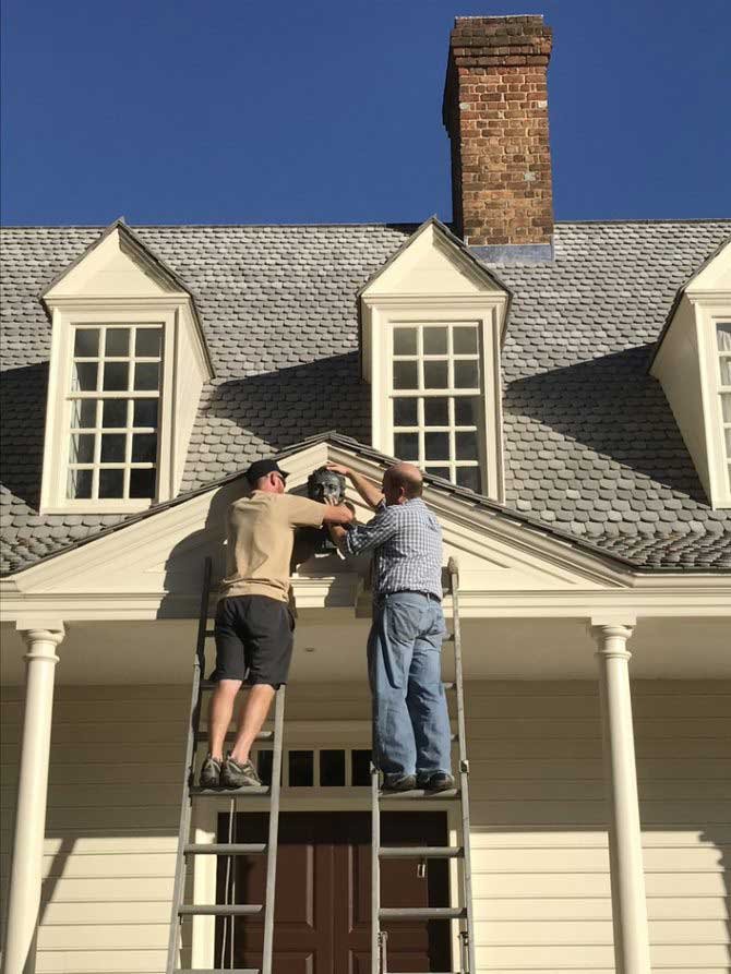 Figure-10---Steve-and-Matt-installing-new-bust-at-Raleigh-Tavern.