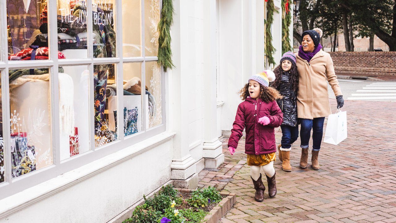 Merchant-Square_Shopping-Holiday_Colonial-Williamsburg_Williamsburg_VA_December_2022_TheVacationChannel-027_Medium (Digital Publication)