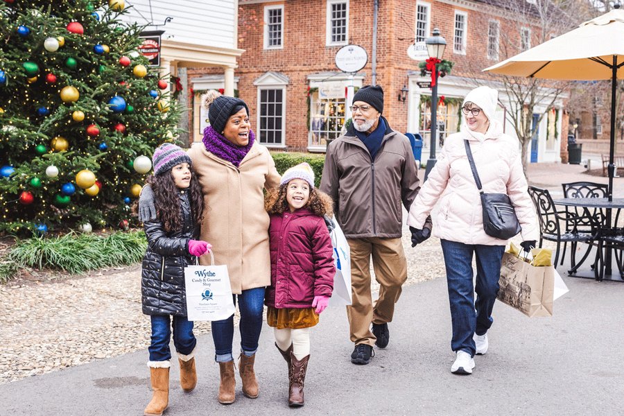Merchant-Square_Shopping-Holiday_Colonial-Williamsburg_Williamsburg_VA_December_2022_TheVacationChannel-010