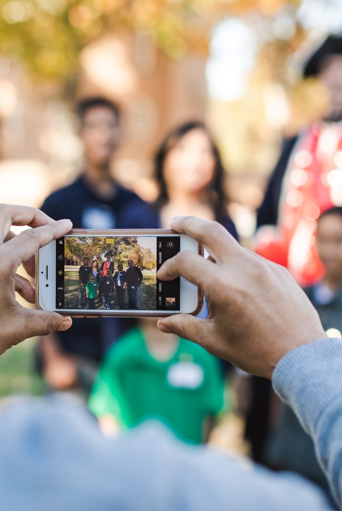 Taking-a-Family-Photo-in-the-Fall-in-the-Historic-Area (1)