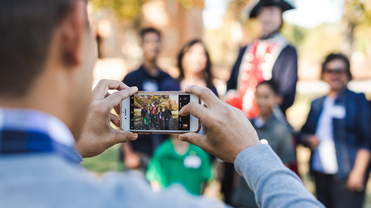 Taking-a-Family-Photo-in-the-Fall-in-the-Historic-Area (1)