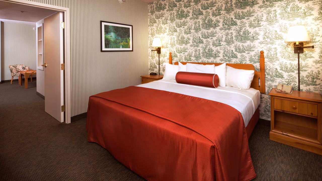 Woodlands King Bed Suite with Red Pillow