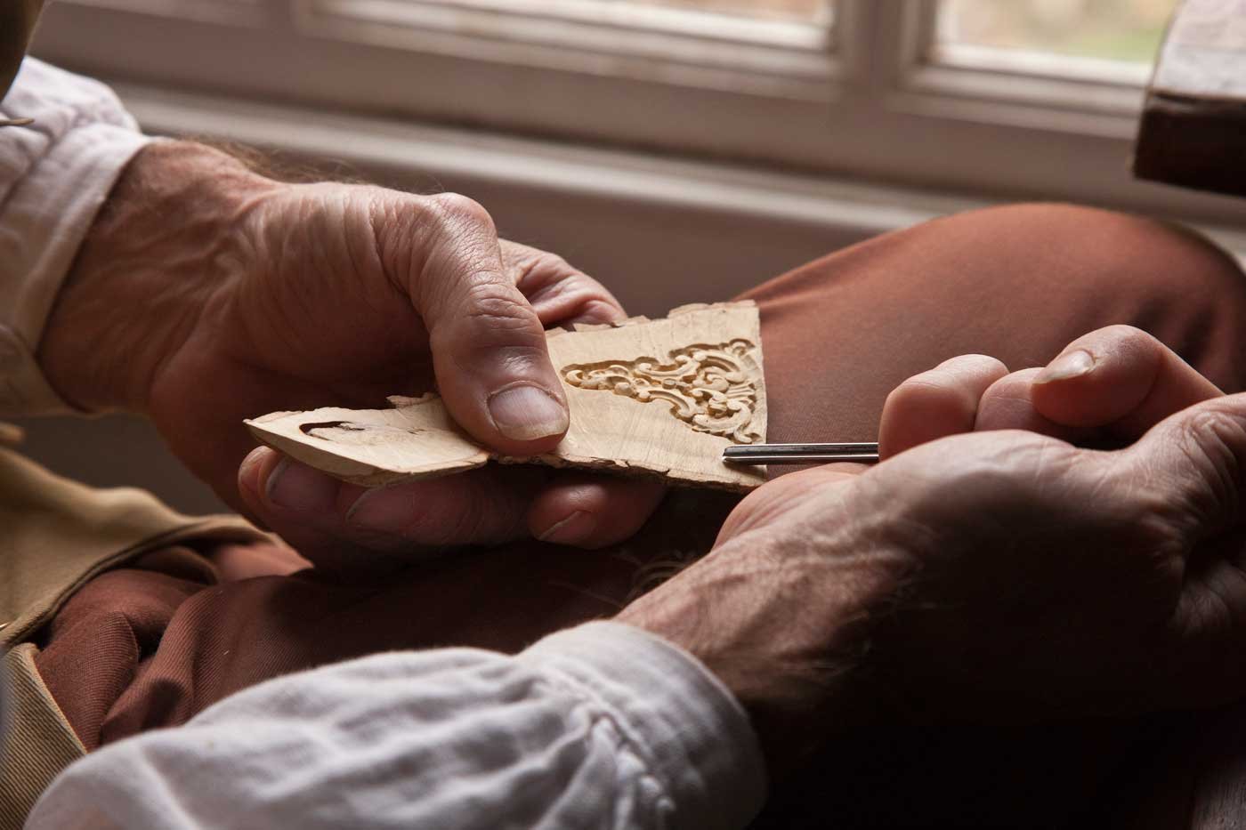 carving-wood-on-knee