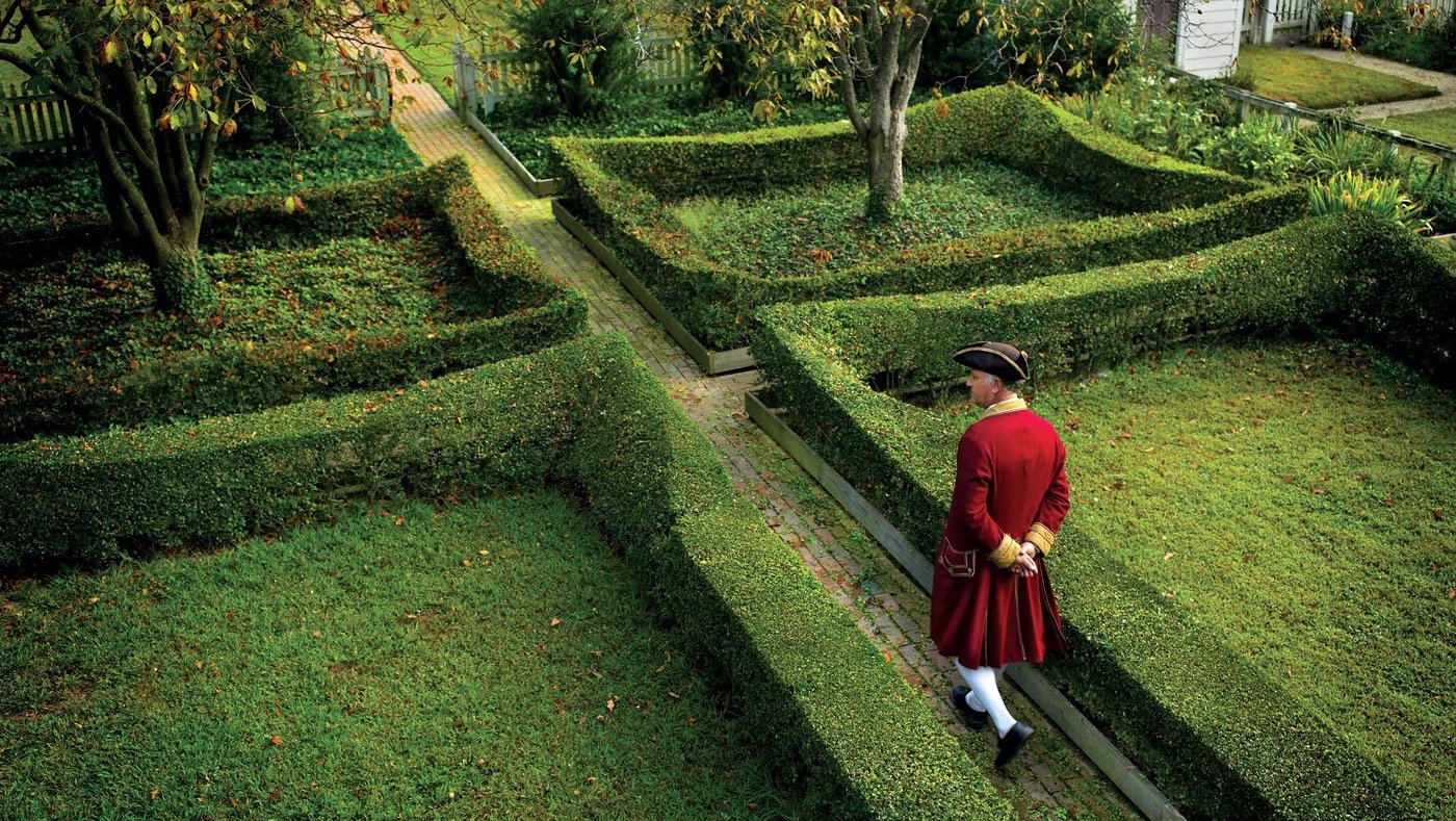 colonial-man-garden-maze
