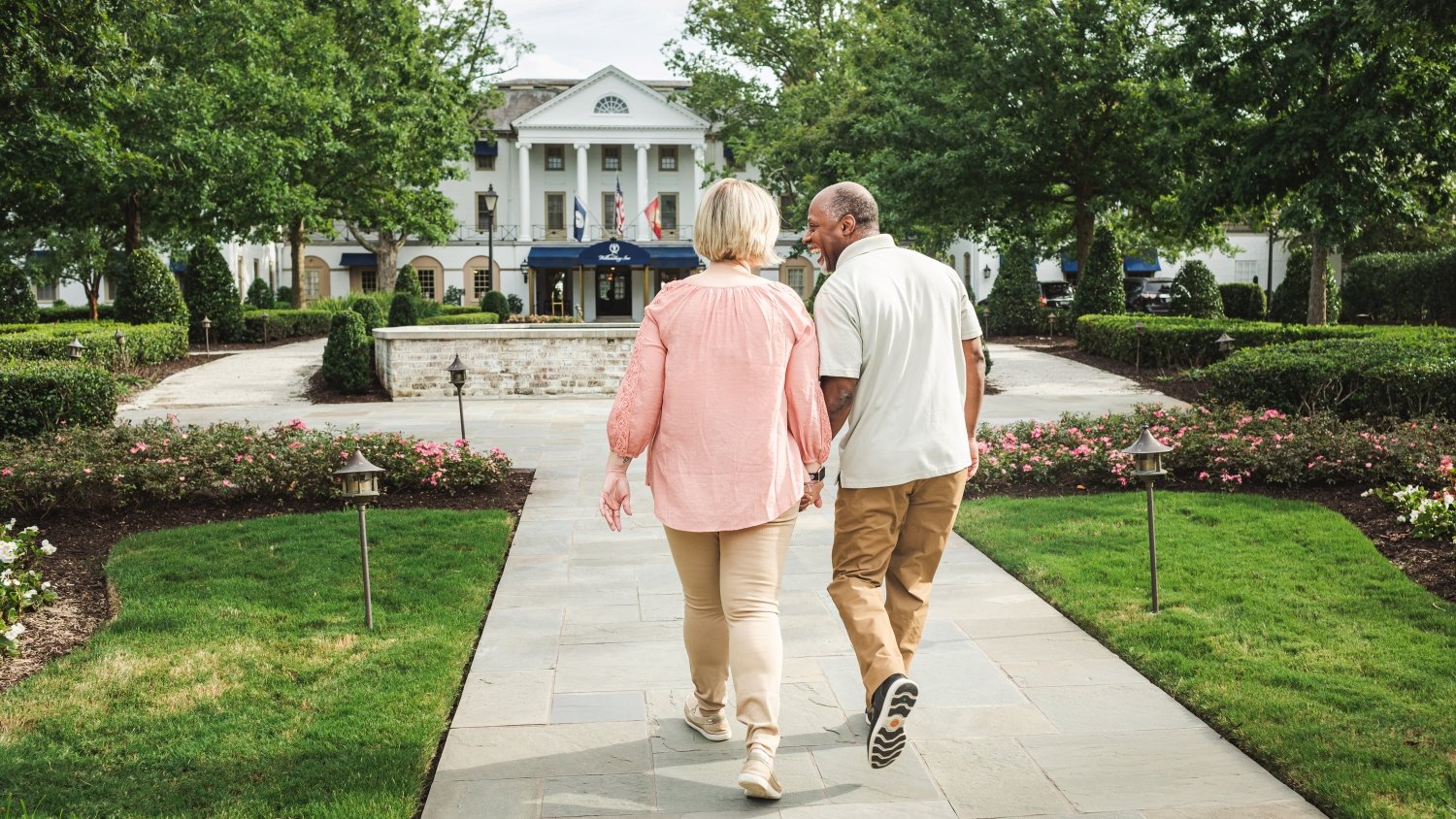 couple returning to the williamsburg inn