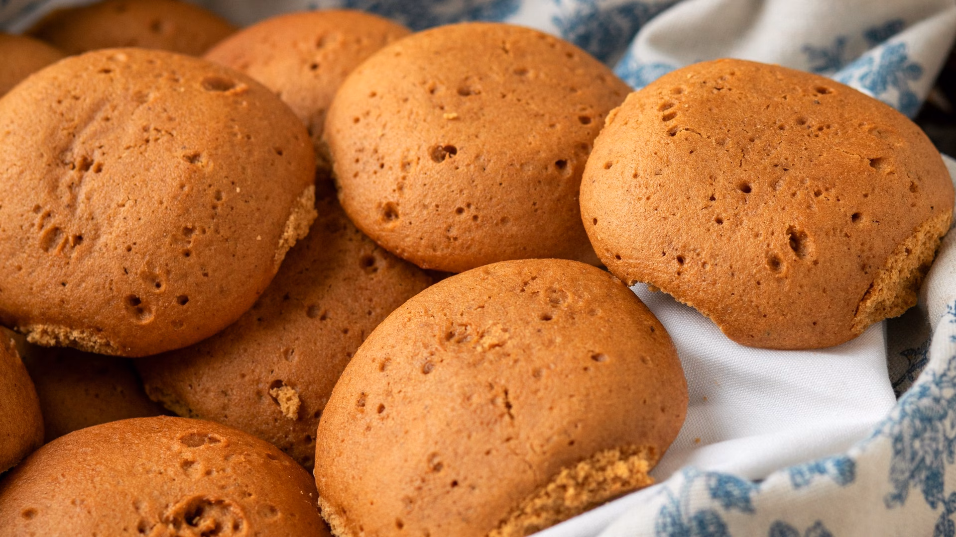 fresh ginger cakes in a basket at Raleigh Tavern Bakery