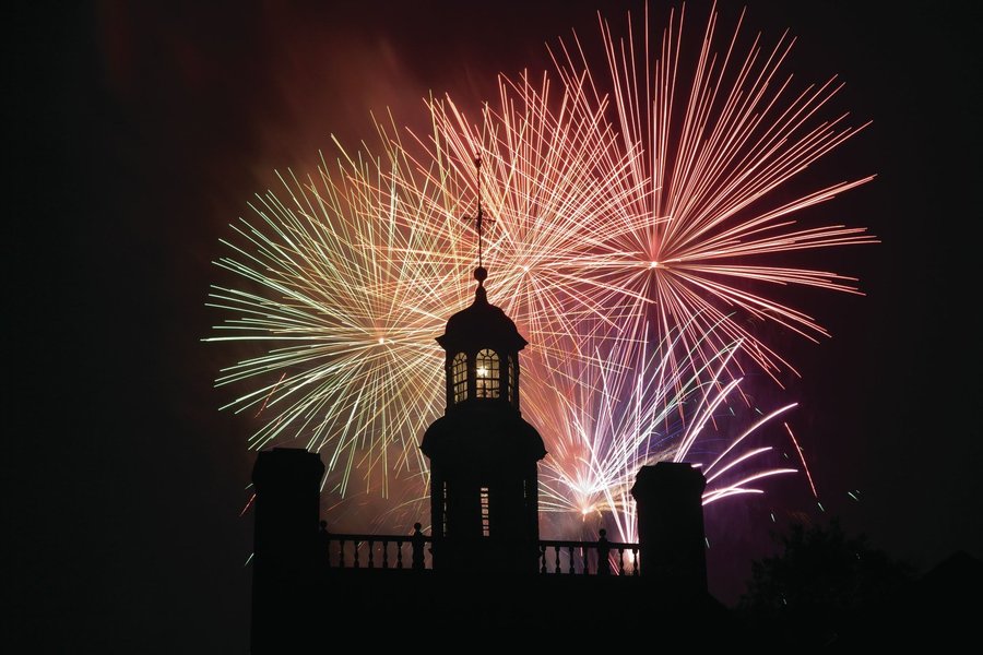 palace-fireworks-night_msSX4Nn.original.original.jpg