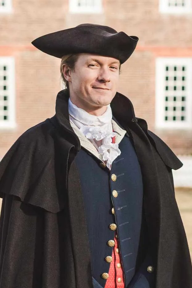 An interpreter dressed as Thomas Jefferson faces forward.