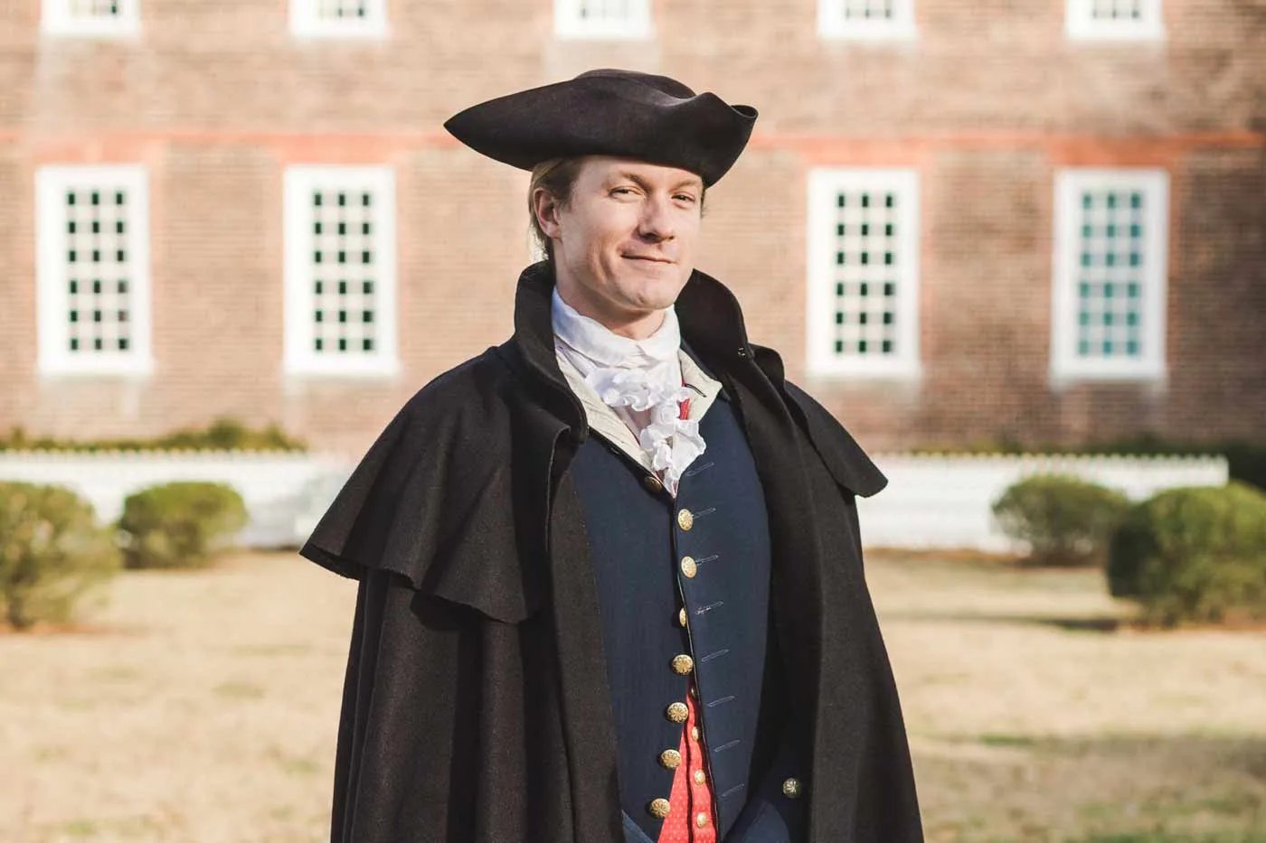 An interpreter dressed as Thomas Jefferson faces forward.